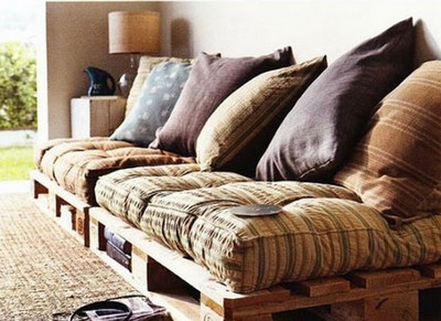 有趣更省錢！搬運(yùn)貨物的棧板改裝做沙發(fā)座椅——武漢裝修省錢妙招